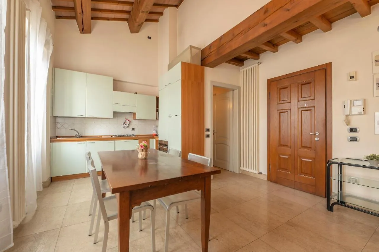 Apartamento Cozy Flat With Big Balcony Few Steps From Arena Verona 0*,  Italia